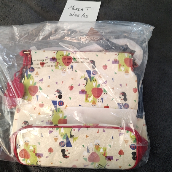 Disney Dooney and Bourke Snow White 85th Anniversary crossbody - Picture 2 of 2